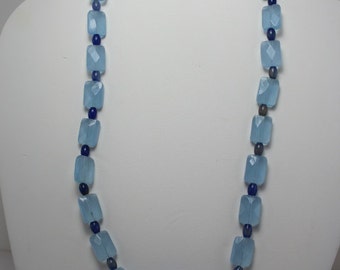 Collier de perles de verre bleu