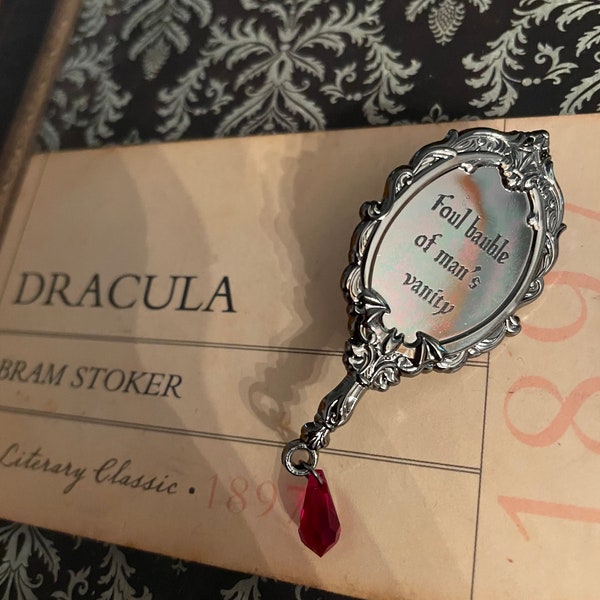 Épingle à miroir Dracula, épingle livresque, livre livresque, cadeau pour amoureux des livres, cadeau littéraire, épingle en émail livresque