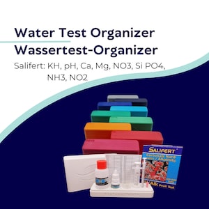 Op de afbeelding: Een watertest-organizer met gestapelde kleurrijke rechthoekige blokken met de labels KH, pH, Ca, Mg, NO3, Si, PO4, NH3 en NO2. De set bevat een witte basis, een Salifert-testkit, een druppelflesje, een reageerbuisje en een injectiespuit.