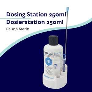 Può includere: Una stazione di dosaggio bianca con una bottiglia da 250 ml e una siringa, con il testo "Dosing Station 250ml" e "Fauna Marin". La bottiglia ha un tappo nero e un'etichetta blu e bianca. È incluso anche un lungo e sottile tubo con punta blu.