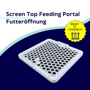 Op de afbeelding: Witte vierkante schermvoedingspoort met een honingraatpatroon. De tekst "Screen Top Feeding Portal" staat bovenaan. Een gele sterburst-afbeelding met "Print It Yourself!" en een 3D-printerpictogram staat rechts.