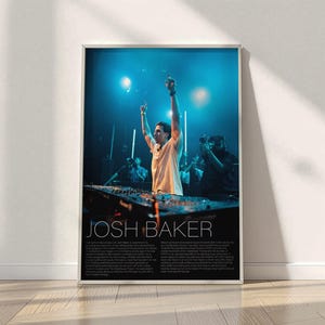 Könnte beinhalten: Ein vertikales Poster mit einem Foto eines DJs, der mit erhobenen Armen hinter einem Mischpult unter blauem Bühnenlicht steht. Der Text JOSH BAKER ist unten in Weiß gedruckt, gefolgt von zwei Spalten mit kleinem schwarzem Text auf dunklem Grund.