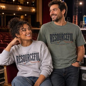 Könnte beinhalten: Ein hellgraues Sweatshirt mit Rundhalsausschnitt und ein olivgrünes T-Shirt, beide mit dem dunkelblauen Schriftzug "RESOURCEFUL", darüber "RETHINK REROUTE RESOLVE" und darunter "THERE'S ALWAYS A WAY", ergänzt durch ein grafisches Liniendesign.