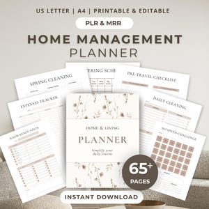 Op de afbeelding: Een printbare huishoudplanner-set met meer dan 65 pagina's en bloemaccenten. De omslag leest Home & Living Planner, Simplify your daily routine. Bevat sjablonen voor voorjaarsschoonmaak, uitgaven, kamerrenovatie en een no spend challenge.