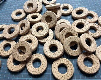WHOLESALE // sweet sugary round DONUT with etched sprinkles // Natural Beech Wood Toy // Baby Teething // Lot of 40 pieces