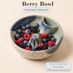 Puede incluir: Un cuenco de cerámica moteada para bayas con esmalte azul y verde, que presenta un cono de drenaje central y un compartimento lateral. El texto dice Berry Bowl PRINTABLE TEMPLATE y Step by Step Guide Firing Tips PDF Instant Download.