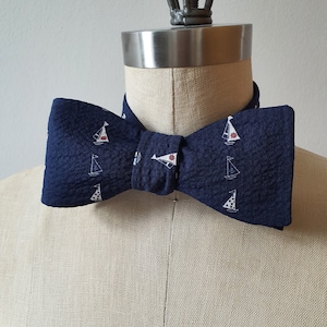 Papillon da annodare e da annodare / tema nautico / sport acquatici / minuscole stampe bianche su barche a vela blu navy *
