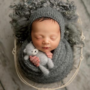 Écharpe longue et douce pour nouveau-né | Accessoire photo tricoté main | Photos de nouveau-nés | Bonnet cadeau pour bébé | Bonnet endormi | Bonnet à pompons | Ensemble |