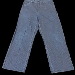 Puede incluir: Pantalones anchos a rayas azules y blancas. Los pantalones tienen un patrón de rayas verticales clásico y cierre de botón y cremallera. Los pantalones están hechos de una tela duradera y tienen un ajuste relajado.