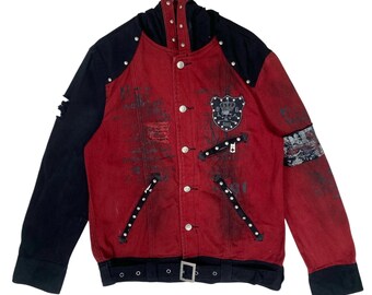 Giacca punk Bernings Sho in stile distressed con cintura, bottoni e borchie