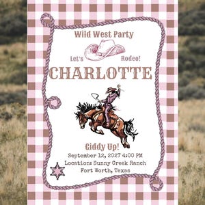 Puede incluir: Invitación a una fiesta del Salvaje Oeste con un fondo de cuadros rosas y marrones. La invitación presenta un borde de cuerda, un vaquero montando a caballo y el texto "Wild West Party", "Let's Rodeo!" y "CHARLOTTE". También se incluye la fecha, la hora y el lugar.
