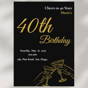 Puede incluir: Tarjeta de invitación negra con texto e ilustraciones doradas. El texto dice "Cheers to 40 Years Maria's 40th Birthday" con detalles del evento: sábado 16 de mayo de 2027, 19:00, 789 Pine Road, San Diego. Presenta una ilustración de brindis.