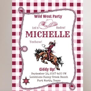 Puede incluir: Una invitación a una fiesta del Salvaje Oeste con un borde de cuadros rosa y blanco y un marco de estilo cuerda. La invitación presenta un vaquero montando a caballo, el nombre "MICHELLE" y detalles del evento.