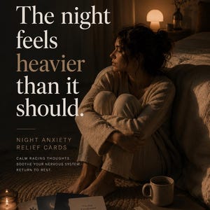 Puede incluir: Un juego de tarjetas de alivio de la ansiedad nocturna titulado The Quiet Between, con el texto: The night feels heavier than it should. Calm racing thoughts. Soothe your nervous system. Return to rest. Las tarjetas est&aacute;n en el suelo.