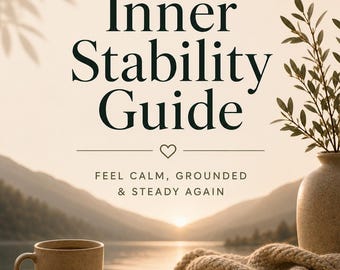 Op de afbeelding: Een serene afbeelding met een mok, notitieboek en pen op een houten oppervlak, met een gezellige deken en een vaas met groen. De tekst "Inner Stability Guide" wordt weergegeven, samen met de woorden "Feel Calm, Grounded & Steady Again."