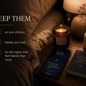 Puede incluir: Una mesita de noche de madera marr&oacute;n oscuro sostiene una vela encendida en un vaso de vidrio &aacute;mbar con la etiqueta CALM MIND, un tel&eacute;fono inteligente que muestra la hora 10:47 y un icono de luna, y una tarjeta rectangular oscura con el texto I AM ALLOWED TO SLOW DOWN WITHOUT FEELING GUILTY.