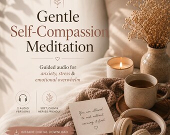 Op de afbeelding: Afbeelding die een audio-download van "Gentle Self-Compassion Meditation" promoot. De afbeelding toont een gezellige scène met een brandende kaars, een kopje thee en een koptelefoon. Tekst op een kaart luidt: "You are allowed to rest without earning it first."