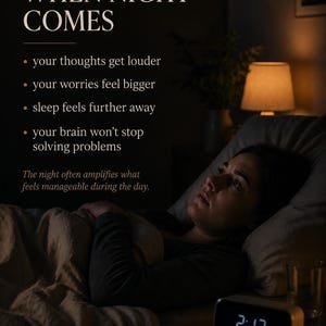 Puede incluir: Un reloj despertador digital que muestra las 2:17 AM est&aacute; sobre una mesita de noche junto a una persona acostada en la cama bajo una manta. La imagen incluye el texto: WHEN NIGHT COMES, your thoughts get louder, your worries feel bigger, sleep feels further away, your brain won't stop solving problems. The night often amplifies what feels manageable during the day.