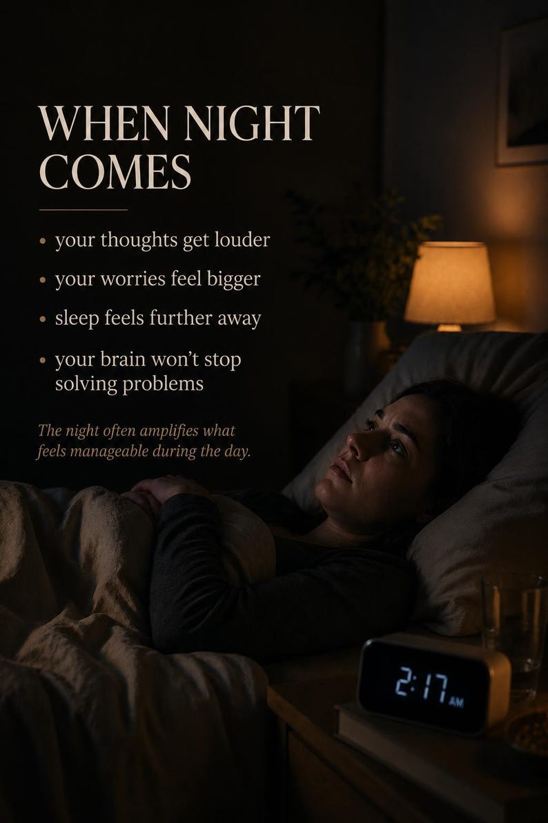 Puede incluir: Un reloj despertador digital que muestra las 2:17 AM est&aacute; sobre una mesita de noche junto a una persona acostada en la cama bajo una manta. La imagen incluye el texto: WHEN NIGHT COMES, your thoughts get louder, your worries feel bigger, sleep feels further away, your brain won't stop solving problems. The night often amplifies what feels manageable during the day.