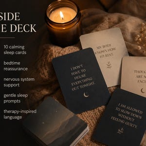Puede incluir: Un mazo de diez tarjetas de afirmaci&oacute;n rectangulares con fondos azul oscuro y crema, que incluyen textos como I don't have to figure everything out tonight, My body knows how to rest, Thoughts are not facts e I am allowed to slow down.