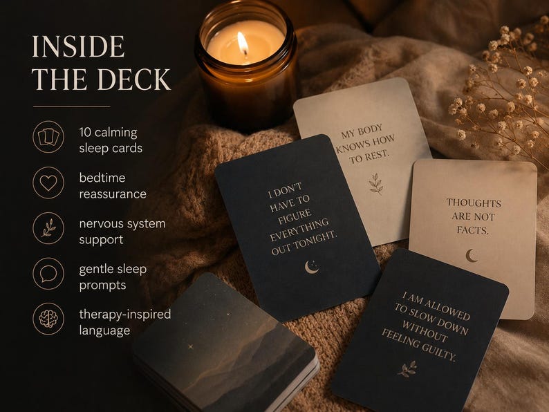 Puede incluir: Un mazo de diez tarjetas de afirmaci&oacute;n rectangulares con fondos azul oscuro y crema, que incluyen textos como I don't have to figure everything out tonight, My body knows how to rest, Thoughts are not facts e I am allowed to slow down.