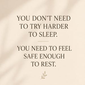 Puede incluir: Un p&oacute;ster de pared beige con texto marr&oacute;n oscuro que dice: YOU DON'T NEED TO TRY HARDER TO SLEEP. YOU NEED TO FEEL SAFE ENOUGH TO REST. Un peque&ntilde;o dibujo lineal simple de una ramita con dos hojas se encuentra ubicado debajo del texto.