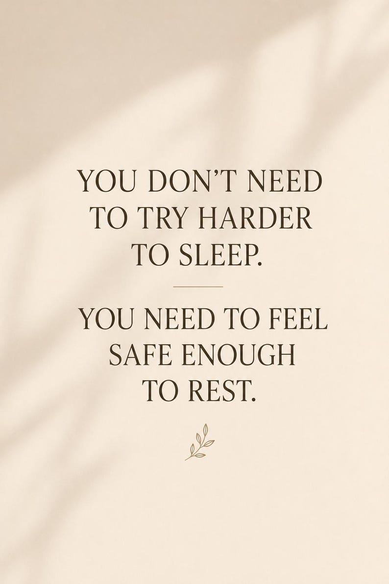 Puede incluir: Un p&oacute;ster de pared beige con texto marr&oacute;n oscuro que dice: YOU DON'T NEED TO TRY HARDER TO SLEEP. YOU NEED TO FEEL SAFE ENOUGH TO REST. Un peque&ntilde;o dibujo lineal simple de una ramita con dos hojas se encuentra ubicado debajo del texto.
