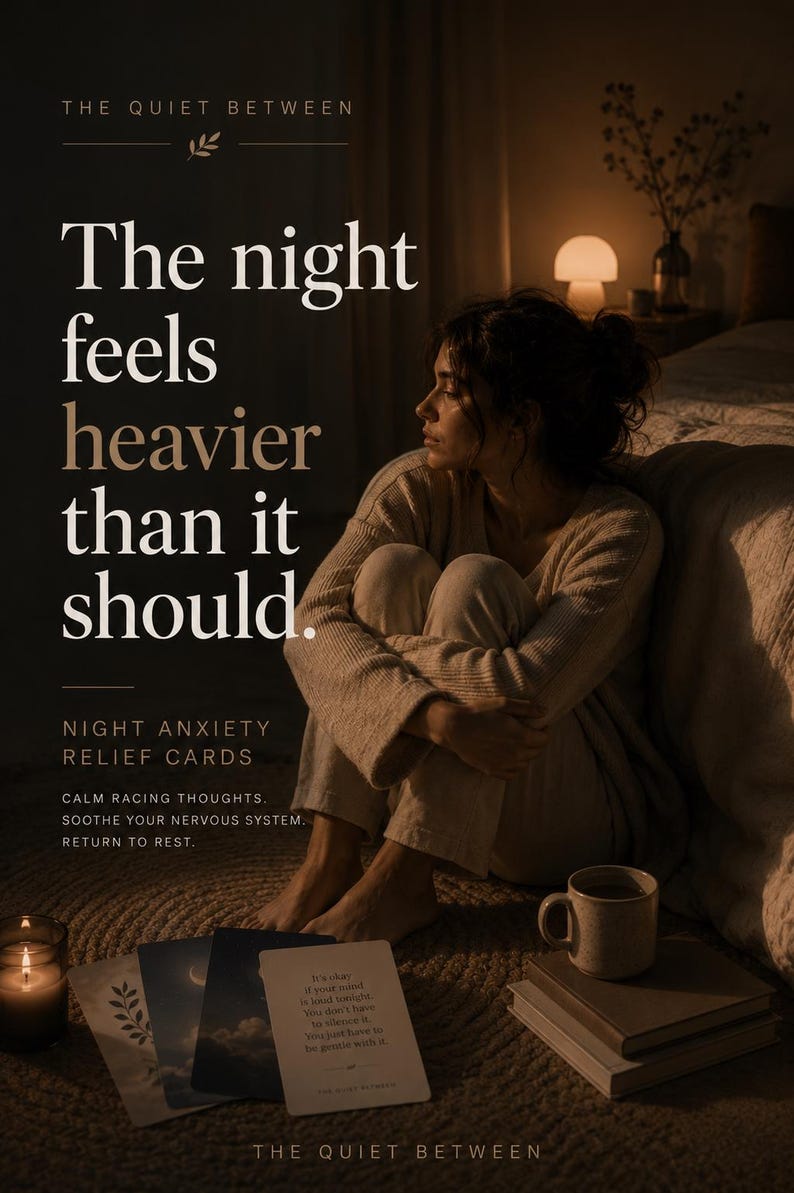 Puede incluir: Un juego de tarjetas de alivio de la ansiedad nocturna titulado The Quiet Between, con el texto: The night feels heavier than it should. Calm racing thoughts. Soothe your nervous system. Return to rest. Las tarjetas est&aacute;n en el suelo.