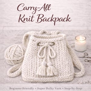 Op de afbeelding: Crèmekleurige gebreide rugzak met een trekkoordsluiting en kwastjes. De tas is gemaakt van dik garen en heeft schouderbanden. Een bol garen en een brandende kaars staan naast de rugzak. Tekst op de afbeelding luidt "Carry-All Knit Backpack".