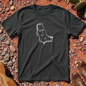 Peut inclure: T-shirt noir avec un dessin au trait blanc d'un visage stylisé. Le design est simple et minimaliste. Le t-shirt a un col rond et est fait d'un tissu doux.