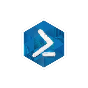 Peut inclure: Un autocollant blanc et bleu avec un motif géométrique. L'autocollant présente un symbole de chevron blanc stylisé et un petit rectangle blanc sur un fond bleu texturé à l'intérieur d'un hexagone à bordure blanche.