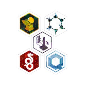 Puede incluir: Un conjunto de cinco pegatinas hexagonales. Las pegatinas presentan varios diseños, incluyendo una rana amarilla, un patrón geométrico, un dragón, una habitación con una puerta y una forma cristalina azul. Las pegatinas tienen un borde blanco.