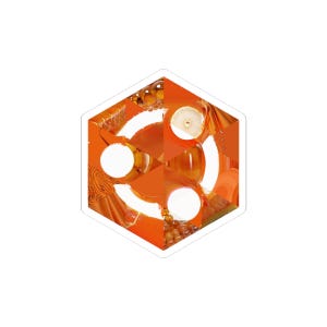 Peut inclure: Un autocollant avec un design géométrique présentant des éléments orange et blancs. Le design intègre une variété d'objets, dont un agrume tranché, des perles et un tissu à motifs, le tout dans une forme hexagonale.