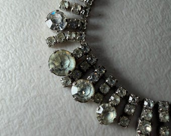 Naszyjnik z frędzlami i kryształkami w kolorze srebrnym, w stylu mid-century bridal statement, 15 cali