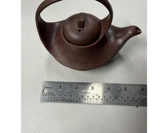 ヴィンテージ宜興紫砂陶器ティーポット、彫刻的な橋の取っ手、紫砂茶器