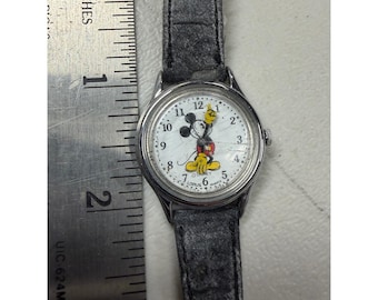 Vintage Lorus Musse Pigg Disney-klocka V515-6080 Silverfärgad grå rem Quartz