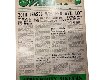 Peut inclure: Un journal vintage Daily Variety du 4 mai 1971, avec le titre 20th Leases Western Ave. Lot. La première page contient divers articles sur CBS, ABC et l'actualité de l'industrie cinématographique, avec un logo vert et une étiquette.