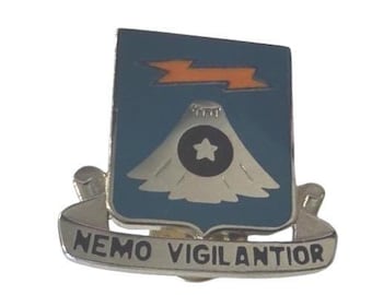 Broche vintage de esmalte do Exército dos EUA, modelo Nemo Vigilantior, com distintivo de unidade.