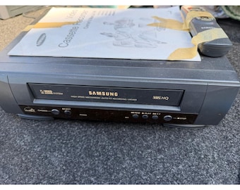 Grabadora de vídeo VHS Samsung VR5409 con mando a distancia y manual.