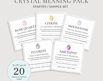 Op de afbeelding: Een Crystal Meaning Pack starterset met vijf vierkante kaarten met aquarelillustraties van kristallen en tekst voor Rozenkwarts, Citrien, Maansteen, Fluoriet en Amethist. Een ronde badge geeft de formaten 7,6x7,6 cm en 10,2x10,2 cm aan.