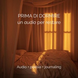Può includere: Una scena di camera da letto inondata di luce calda, con un letto con lenzuola bianche e un baldacchino. Il testo "PRIMA DI DORMIRE un audio per restare" è visualizzato, insieme a "Audio + poesia + journaling". La luce del sole filtra da una finestra.