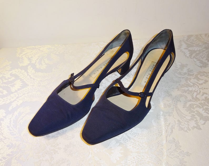 navy pumps size 7