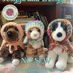 Könnte beinhalten: Drei Stofftiere, ein Hund, eine Katze und ein Hund, tragen gehäkelte Umhänge und Kapuzen. Das Bild enthält den Text "Jolligurumi Designs", "Crochet Pattern Digital Download", "NO SEW" und "Capelet pattern included".