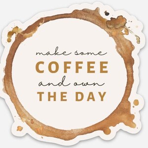 Könnte beinhalten: Ein Aufkleber mit einem Kaffeefleck-Design. Der Aufkleber hat einen hellbeigen Hintergrund mit einem braunen Kaffeering in der Mitte. Der Text "make some COFFEE and own THE DAY" ist in Schwarz und Braun gedruckt.