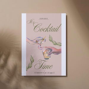 Puede incluir: Una invitación con temática de cócteles con un fondo rosa claro. Las palabras "It's Cocktail Time" están escritas con una elegante escritura. La imagen presenta ilustraciones de acuarela de cócteles y manos sosteniendo vasos, con el texto "HAPPY HOUR" en la parte superior.