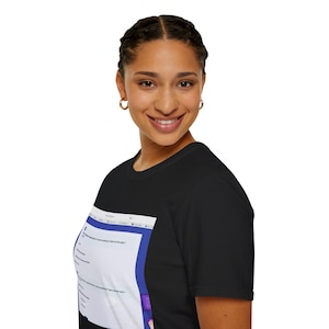 Puede incluir: Camiseta negra con un gráfico de pantalla de ordenador. La pantalla tiene un fondo blanco, bordes azules y texto. La persona de la imagen sonríe y lleva pendientes de aro dorados.