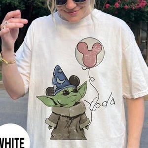 Komfort Farben Grogu Zauberhut Shirt, Vintage Baby Yoda Micky Ballon T-Shirt, Star Wars Fantasia Disney Trip Shirt Bild 1