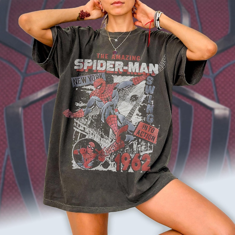 Pu&ograve; includere: Un cartello in legno rustico con la scritta "Welcome to our home" in lettere bianche. Il cartello presenta una finitura invecchiata e un design semplice e invitante, perfetto per un portico o un ingresso.