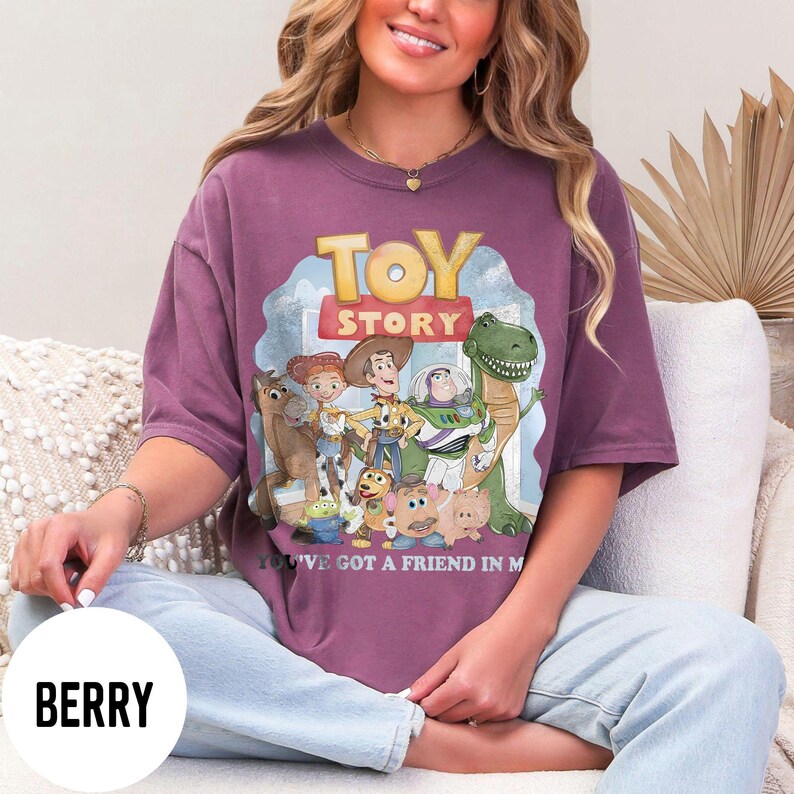 K&ouml;nnte beinhalten: Beerenfarbenes T-Shirt mit einer Grafik von Charakteren aus dem Animationsfilm "Toy Story". Das Design enth&auml;lt den Filmtitel und den Satz "You've Got a Friend in Me". Das Shirt ist kurz&auml;rmlig und hat einen Rundhalsausschnitt.