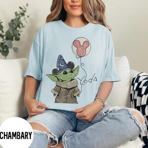 K&ouml;nnte beinhalten: Rustikales Holzschild mit dem Text "Welcome to our home" in wei&szlig;en Buchstaben. Das Schild hat eine Used-Optik und ein schlichtes, einladendes Design, ideal f&uuml;r die Eingangsbereichsdekoration.